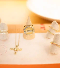 Bague Chevaliere Love Or Jaune Saphirs Blancs